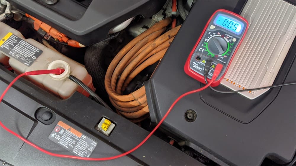 Teste de voltagem no líquido de refrigeração