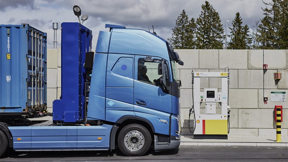Camião Volvo a hidrogénio num posto de abastecimento