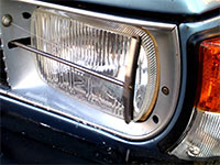 Lava faróis num Saab 99